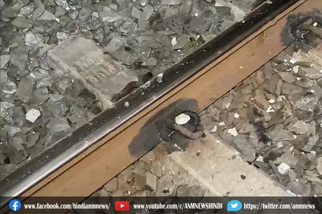 मुंबई-दिल्ली राजधानी एक्सप्रेस पटरी पर रखे गए सीमेंट के खंभे से टकराई