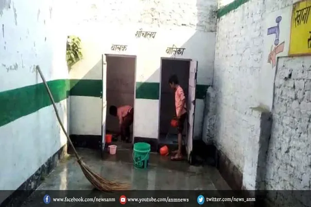 स्कूल में छात्रों से धुलवाया गया टॉयलेट