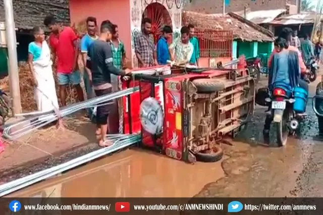 पांडबेश्वर रेलवे स्टेशन रोड की हालत जर्जर, हादसे से बचा टोटो चालक