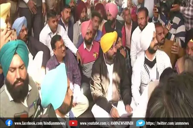 पंजाब में शिक्षकों के धरने में पहुंचे अरविंद केजरीवाल