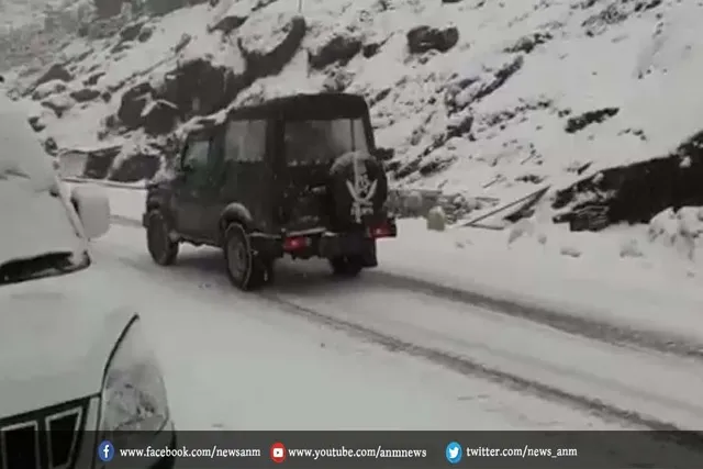 बर्फ में फंसे पर्यटकों को बचाया गया