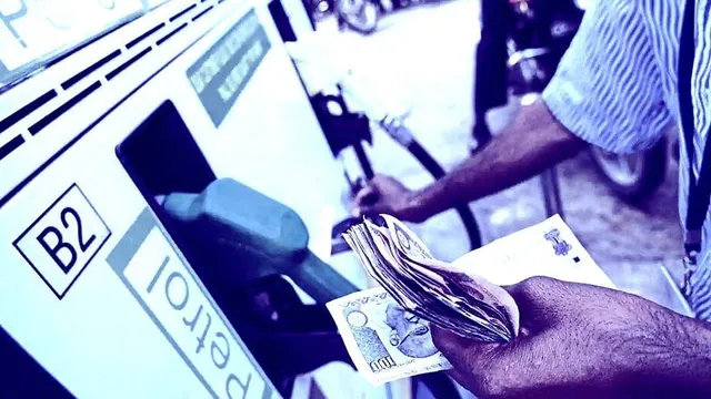 पेट्रोल की महंगाई से परेशान हुआ आम आदमी