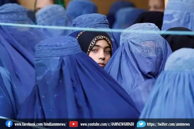 अफगान सरकार की महिला कर्मियों को दी हिदायत