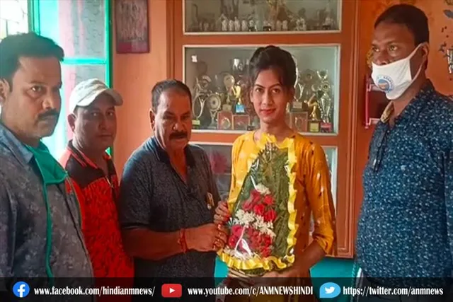 प्रभारी पुर्णशशि राय ने अभिषिक्ता को फूलो का गुलदस्ता और शोल देकर बधाई दी