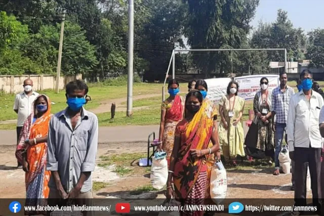 महिला मंडल की ओर से जरूरी सामग्रियों का वितरण