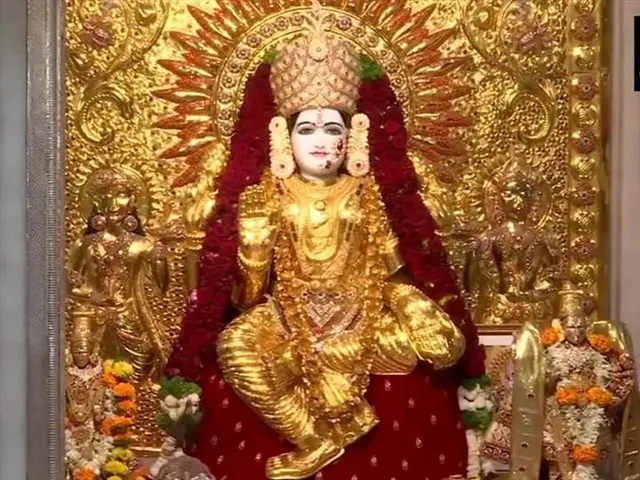 पुणे में लक्ष्मीजी को पहनाई गई सोना की साड़ी