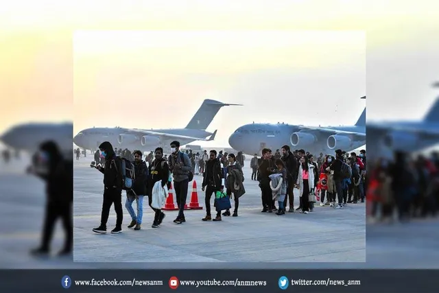 213 भारतीय छात्रों को लेकर उतरा वायु सेना का विमान
