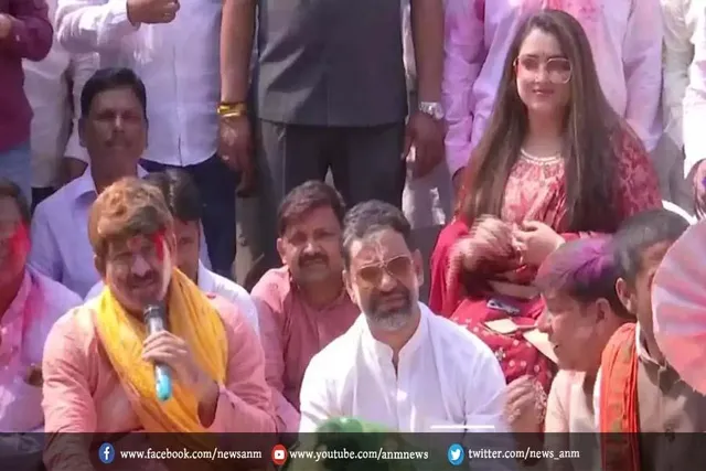 भोजपुरी सुपरस्टार्स और मनोज तिवारी, दिनेश लाल यादव, आम्रपाली दुबे ने मनाई इस अंदाज में होली