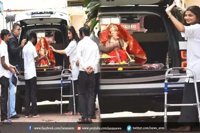 शिल्पा ने वॉकर के सहारे चलकर किया गणपति बप्पा का स्वागत
