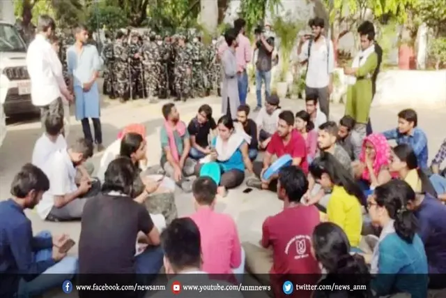 दिल्ली पुलिस मुख्यालय के पास विद्यार्थियों ने किया विरोध