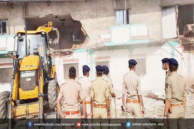 अब सूरत में चला बुलडोजर