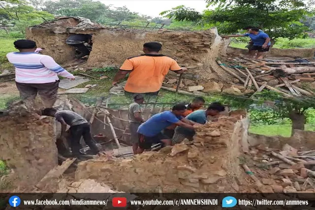 शराबियों पर चला पुलिस का डंडा, झोपड़ी को किया ज़मींदोज़