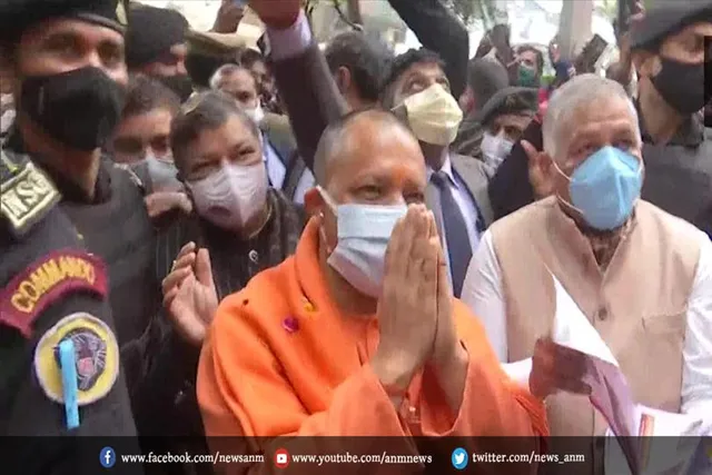 सीएम योगी ने डोर टू डोर प्रचार किया