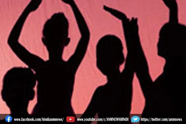 शिक्षक ने किये डांस छात्रों के साथ