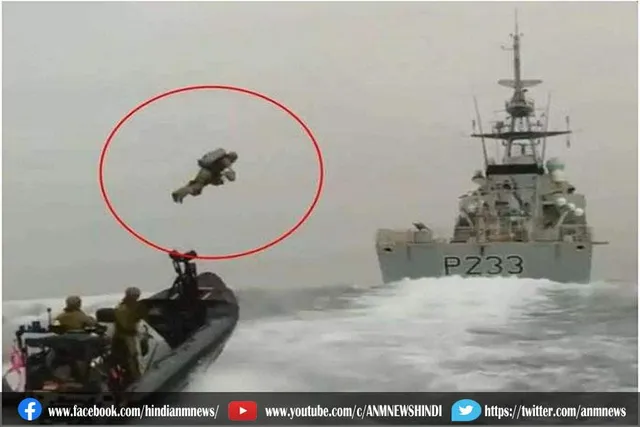तेज लहरों के बीच नाव से जहाज पर उड़कर छलांग लगाया सैनिक
