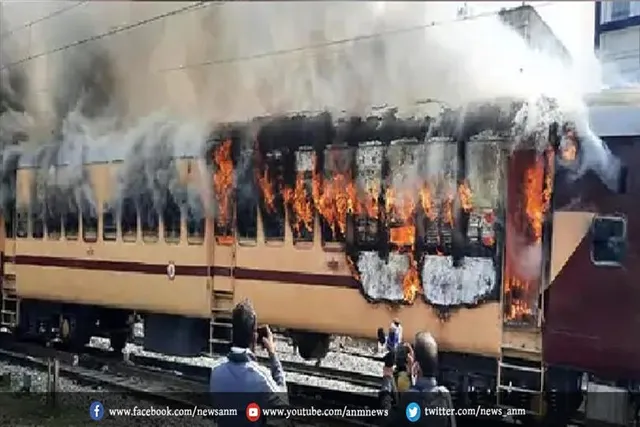 पुलिस ने किया लाठीचार्ज, आंसू गैस के गोले दागे