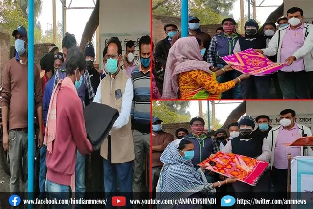 श्रमिकों को दिया गया साड़ी-कंबल
