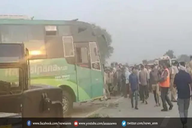 घने कोहरे में यमुना एक्सप्रेस वे पर कंटेनर से टकराई डबल डेकर बस