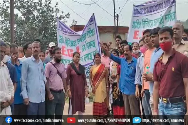 जमीन के बदले नौकरी की मांग को लेकर जमींदाताओं का धरना प्रदर्शन