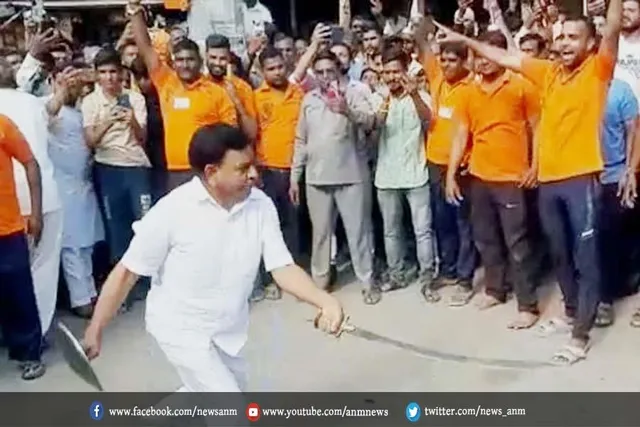 वित्त मंत्री ने दिखाया तलवारबाजी का करतब, वीडियो हो रहा है वायरल