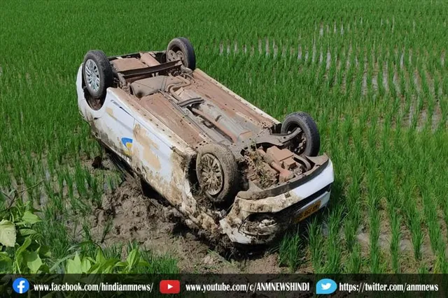 खेत में कार पलटी, बाल-बाल बचा ड्राइवर
