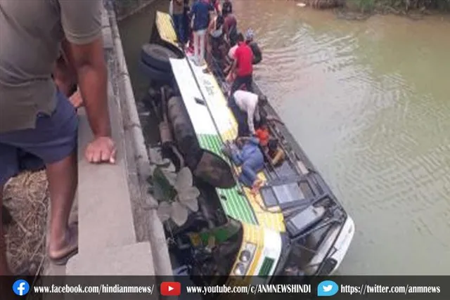 आंध्र प्रदेश के वेस्ट गोदावरी में बस गिरने से 9 लोगों की मौत