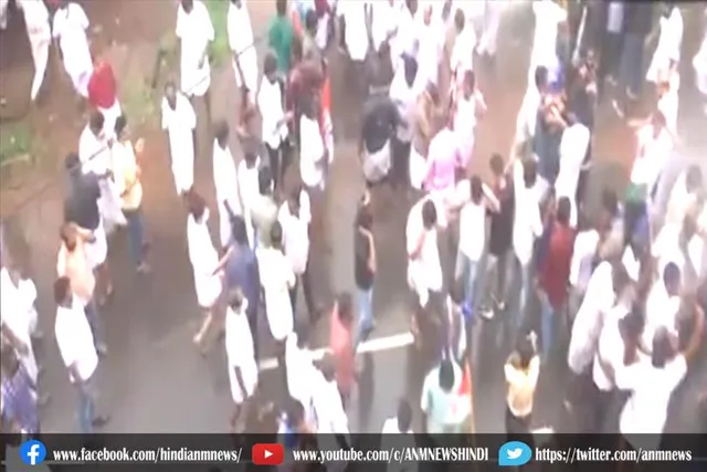 छात्रा की आत्महत्या के मामले में थाने के सामने विरोध-प्रदर्शन