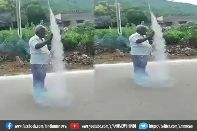 VIDEO: मुंह में सिगरेट दबाकर उसकी चिंगारी से छोड़ रहे रॉकेट