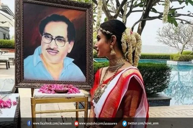 पिता को याद कर भावुक हुई एक्ट्रेस मौनी रॉय
