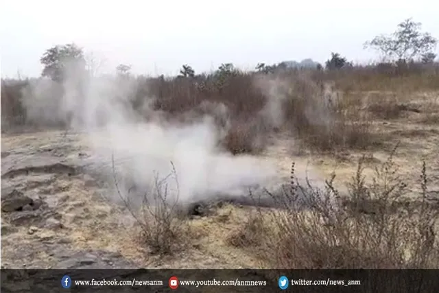 जमीन के निचे से अचानक निकला धुआं