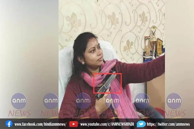 बंदूक के साथ तृणमूल पंचायत अध्यक्ष, वायरल तस्वीर