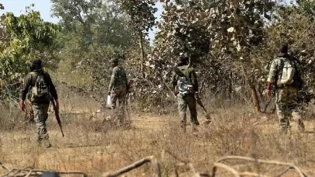 मुठभेड़ में 10 लाख का इनामी नक्सली कमांडर ढेर