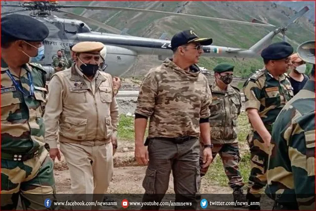 अक्षय ने एलओसी के पास के गाँव का दौरा कर किया 1 करोड़ रुपये दान