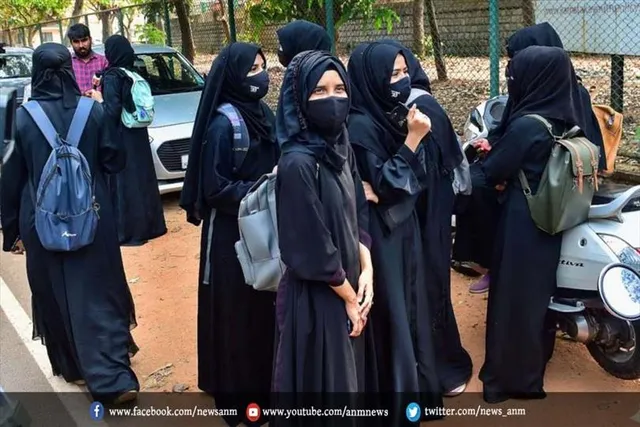 परीक्षा के दौरान हिजाब को लेकर जिद में अड़े मुस्लिम छात्राएं और उनके परिवार