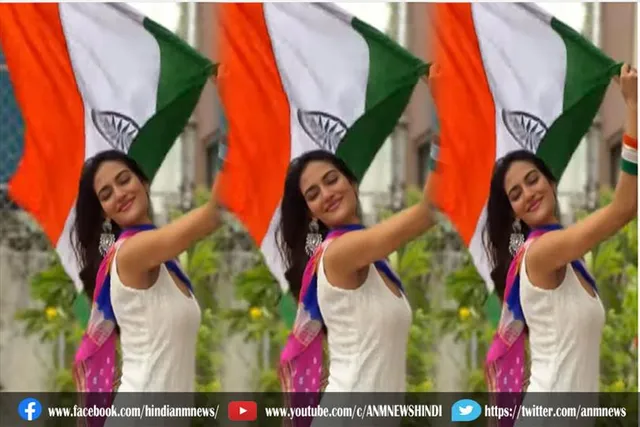 रंग-बिरंगे दुपट्टे में स्वतंत्रता दिवस सेलिब्रेट करती दिखी सांसद