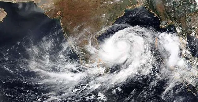 ​ओडिशा-आंध्र तट से टकराया चक्रवात, 53 ट्रेनें रद्द