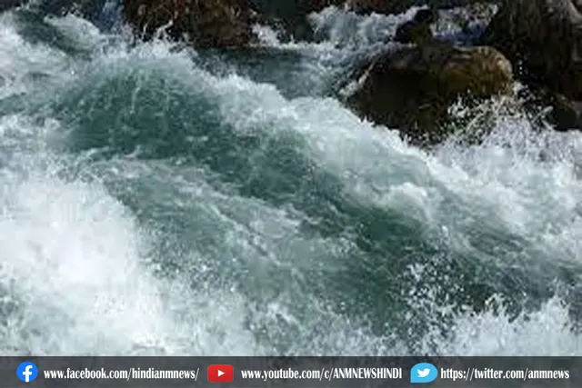 सड़क पार करते समय डूब गया युवक