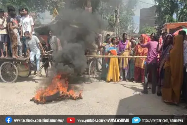 बाढ़ के कारण सड़क पर किया हंगामा