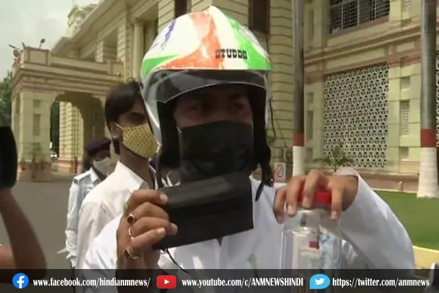 हेलमेट पहनकर विधानसभा में पहुंचे राजद विधायक