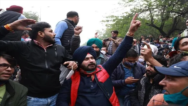 केजरीवाल के घर के बहार सिद्धू का धरना