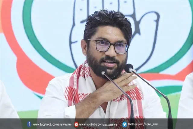 जिग्नेश मेवाणी समेत 14 कांग्रेस विधायक विधानसभा से निलंबित