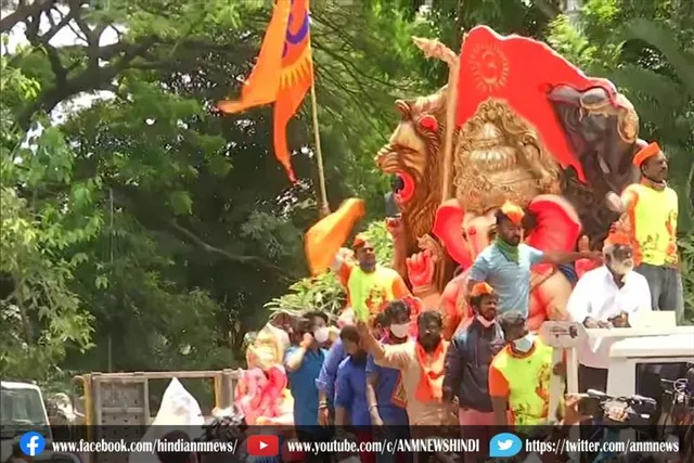 कर्नाटक में लागू पाबंदियों के खिलाफ प्रदर्शन