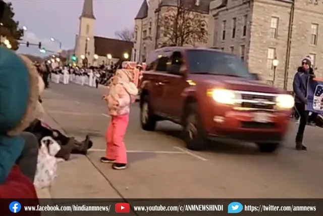 अमेरिका में लोगों को कुचलती हुई निकली कार, देखे वीडियो