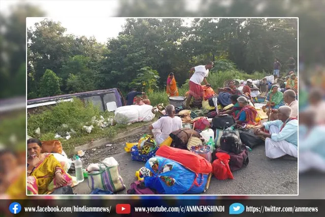 धनबाद: तीर्थयात्रियों से भरी बस पलटी