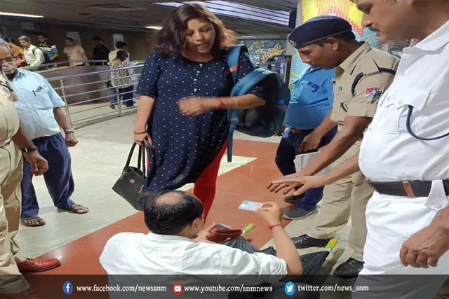 आरपीएफ हेड कांस्टेबल ने बीमार यात्री को संभाला