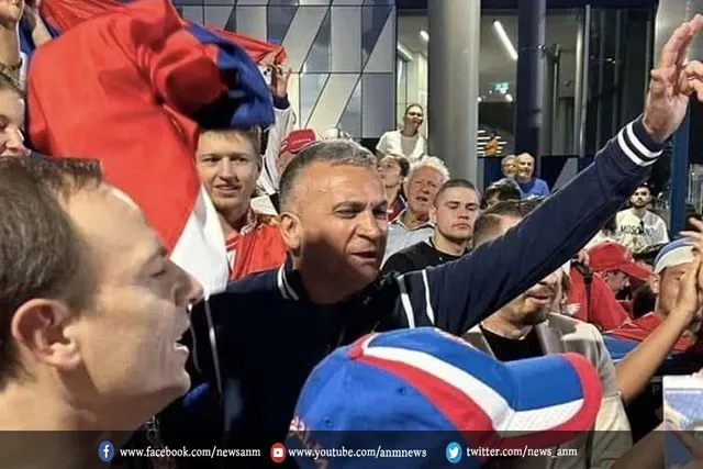 नोवाक जोकोविच के पिता पुतिन का झंडा थामे आये नज़र