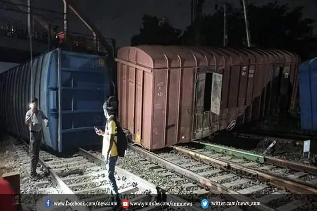 बनारस स्टेशन पर पलटे मालगाड़ी