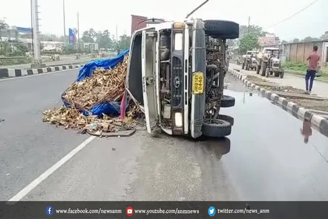 धनबाद : मवेशियों की हड्डी से भरा ट्रक पलटा