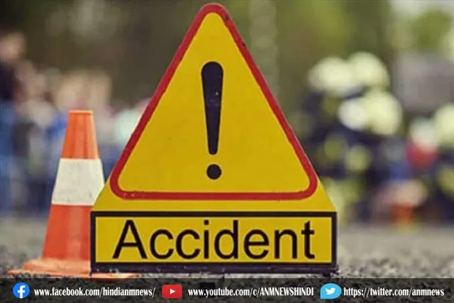दो ट्रकों के बीच दबी कार, 8 की मौत