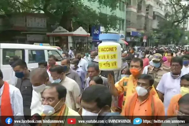 कोलकाता में विरोध प्रदर्शन, पुलिस ने किया गिरफ्तार